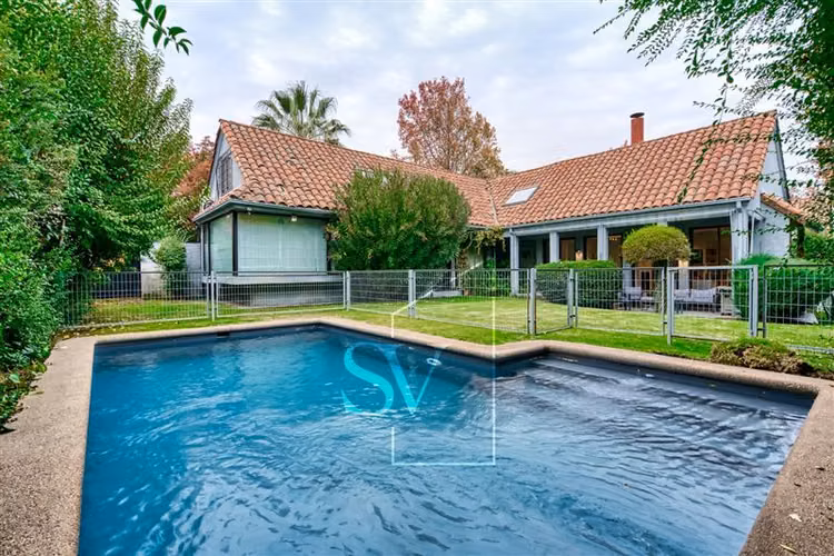 Excelente casa en Los Dominicos, Colegio Wenlock, Piscina