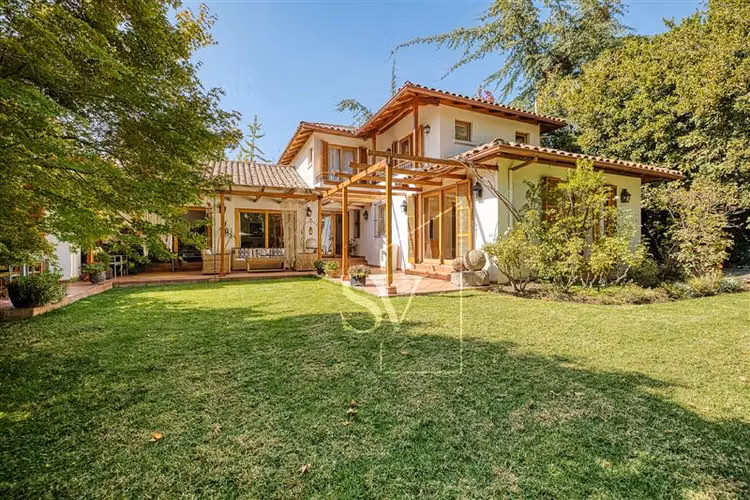 Espectacular casa, en sector consolidado de Los Dominicos