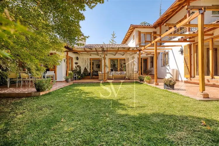 Espectacular casa, en sector consolidado de Los Dominicos