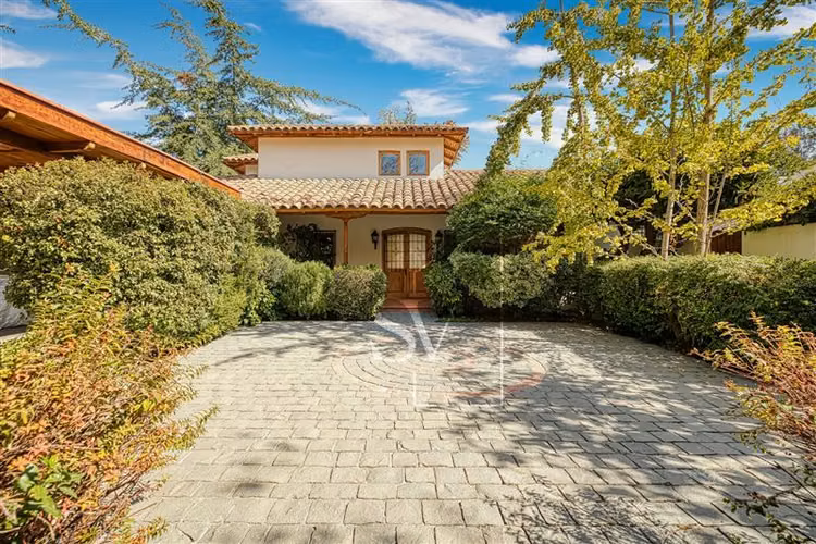 Espectacular casa, en sector consolidado de Los Dominicos