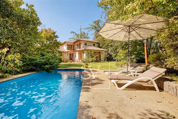 Espectacular casa, en sector consolidado de Los Dominicos