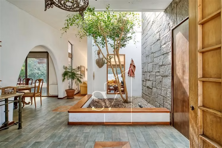 Estupenda casa en gran terreno en excelente sector Vitacura
