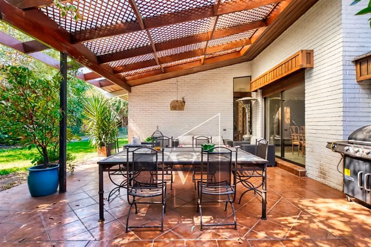 Estupenda casa en gran terreno en excelente sector Vitacura - Imagen 42