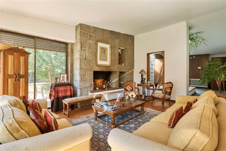 Estupenda casa en gran terreno en excelente sector Vitacura - Imagen 4