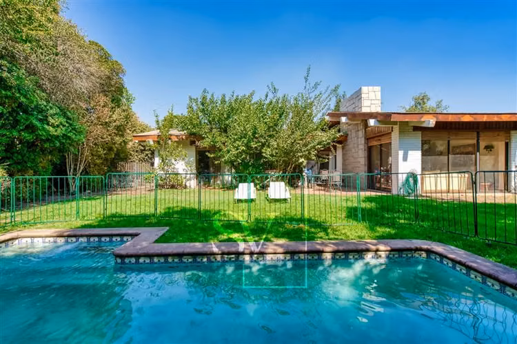 Estupenda casa en gran terreno en excelente sector Vitacura - Imagen 47