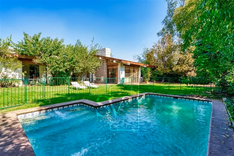 Estupenda casa en gran terreno en excelente sector Vitacura - Imagen 9