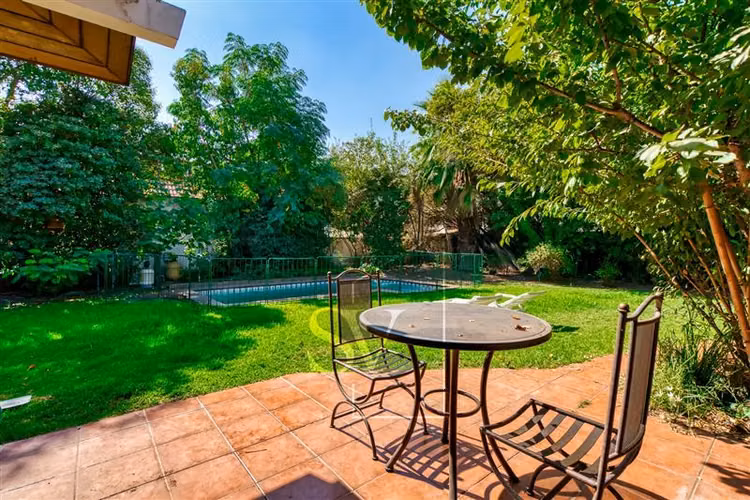 Estupenda casa en gran terreno en excelente sector Vitacura - Imagen 46
