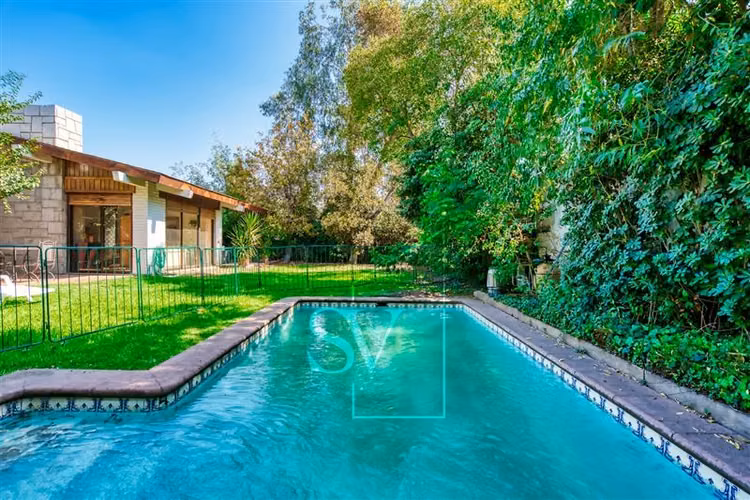 Estupenda casa en gran terreno en excelente sector Vitacura - Imagen 50