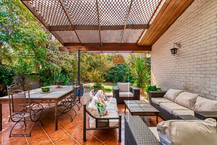 Estupenda casa en gran terreno en excelente sector Vitacura - Imagen 40