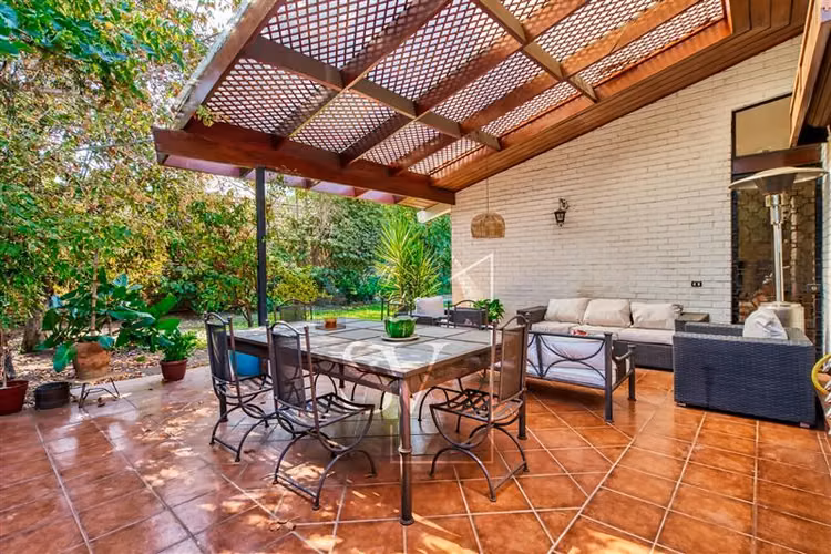 Estupenda casa en gran terreno en excelente sector Vitacura - Imagen 38