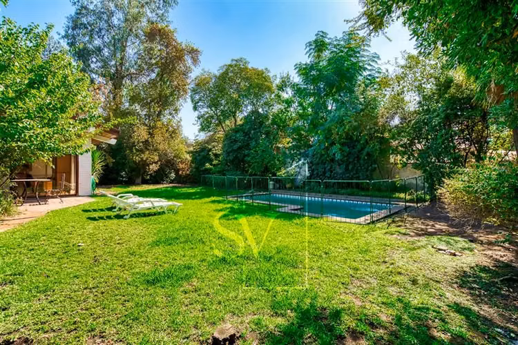 Estupenda casa en gran terreno en excelente sector Vitacura - Imagen 51