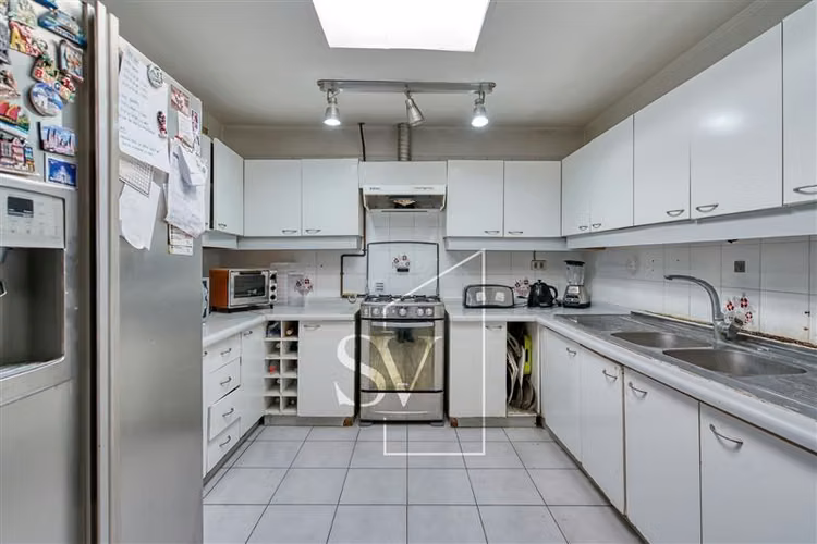 Estupenda casa en gran terreno en excelente sector Vitacura - Imagen 33