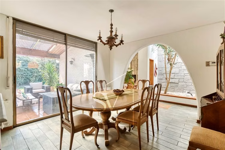 Estupenda casa en gran terreno en excelente sector Vitacura - Imagen 6