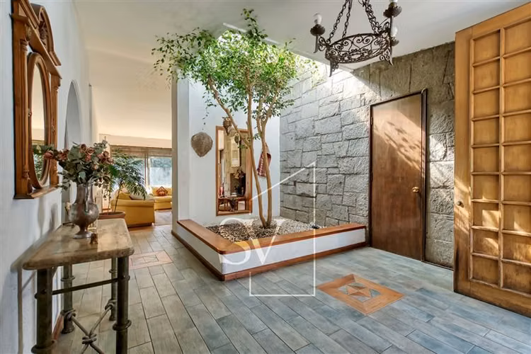 Estupenda casa en gran terreno en excelente sector Vitacura - Imagen 12