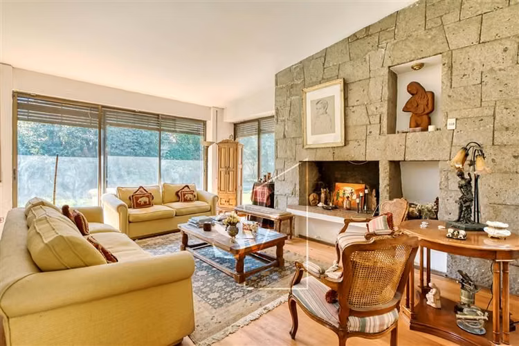 Estupenda casa en gran terreno en excelente sector Vitacura - Imagen 2