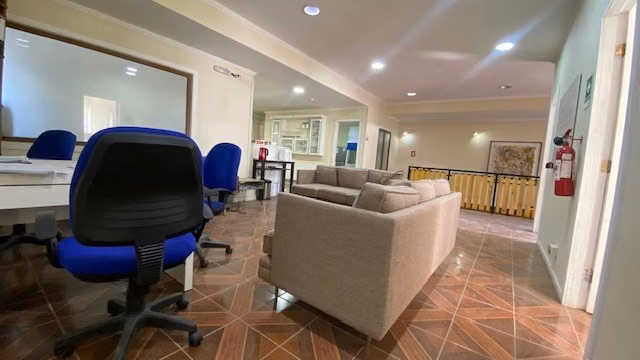 Espaciosa oficina central en 2do piso en arriendo en Natales