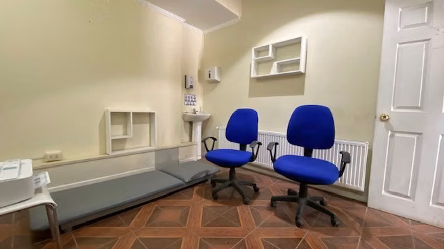 Espaciosa oficina central en 2do piso en arriendo en Natales