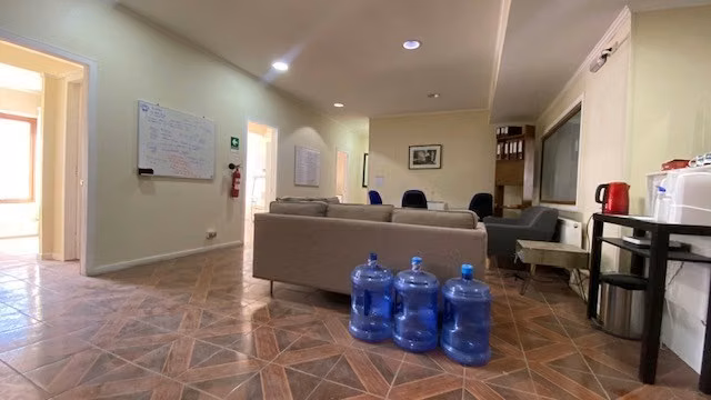 Espaciosa oficina central en 2do piso en arriendo en Natales
