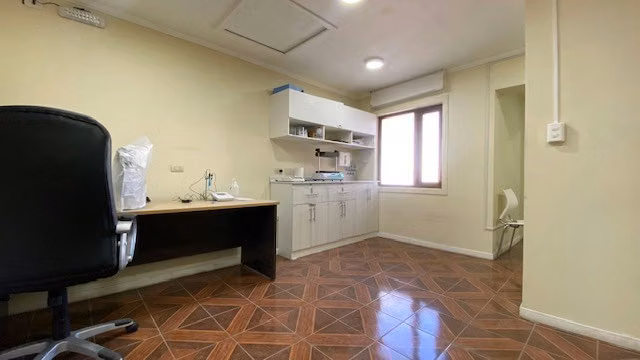 Espaciosa oficina central en 2do piso en arriendo en Natales