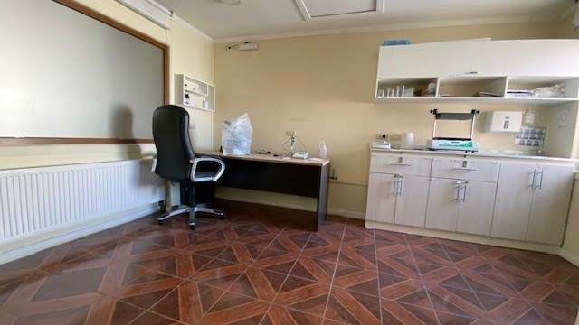 Espaciosa oficina central en 2do piso en arriendo en Natales