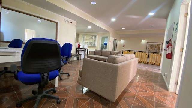 Espaciosa oficina central en 2do piso en arriendo en Natales