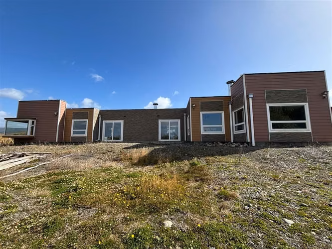 CASA CON 7000M2 DE TERRENO 4D 3B CALEFACCION CENTRAL