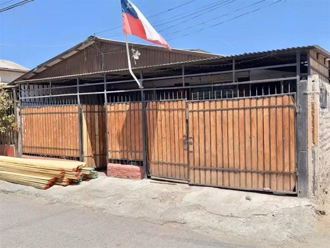 Casa en venta de 2 dorm. en Pudahuel amplio espacio