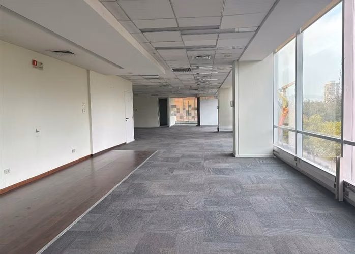 Arriendo Oficina en Edificio Torres del Parque en Las Condes