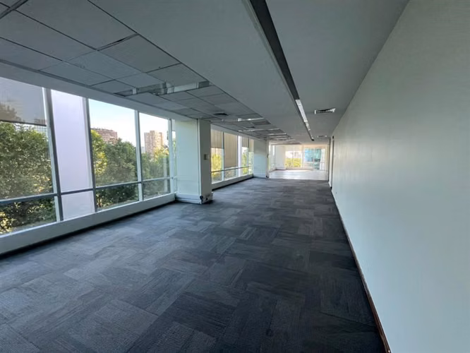 Arriendo Oficina en Edificio Torres del Parque en Las Condes