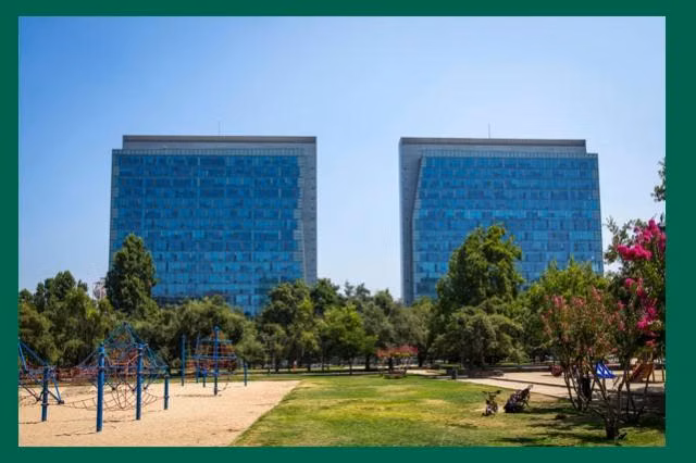 Arriendo Oficina en Edificio Torres del Parque en Las Condes