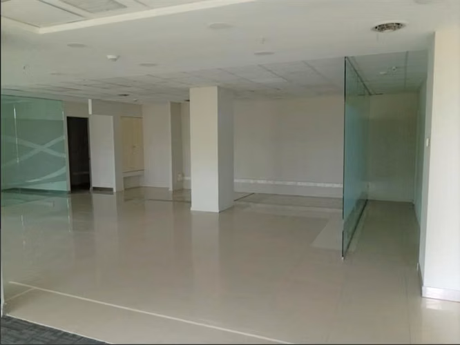 Arriendo Oficina en Edificio Torres del Parque en Las Condes