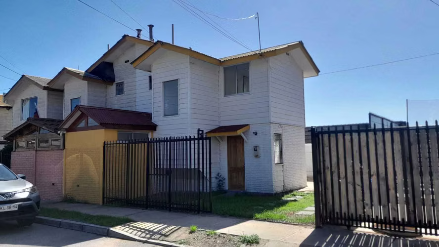 Casa de 2 pisos e venta, Bosque San Carlos. (151553)