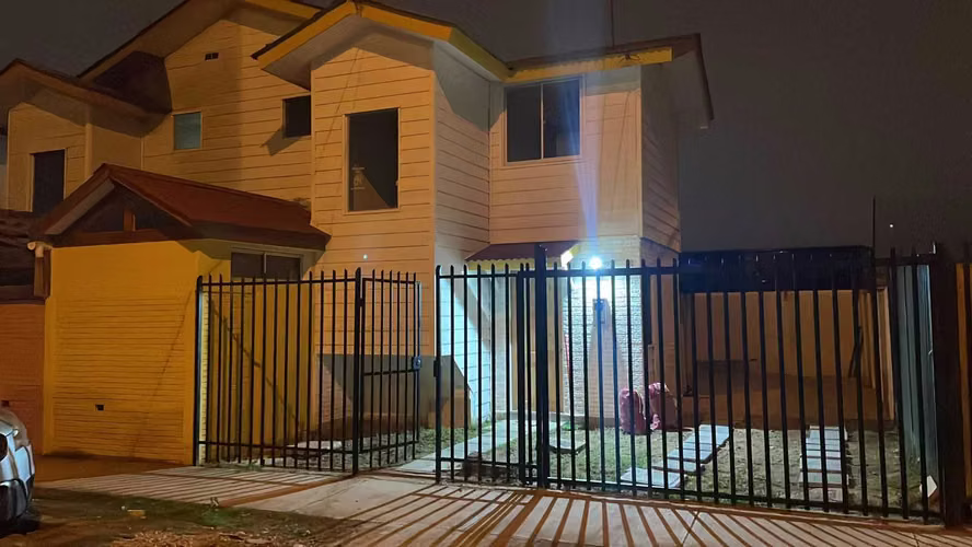 Casa de 2 pisos e venta, Bosque San Carlos. (151553)