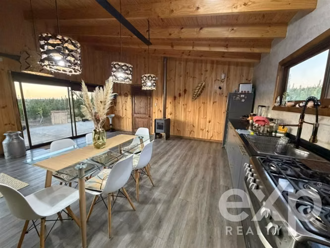 Vende Casa con Piscina en Pichilemu.