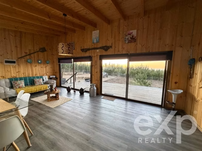 Vende Casa con Piscina en Pichilemu.