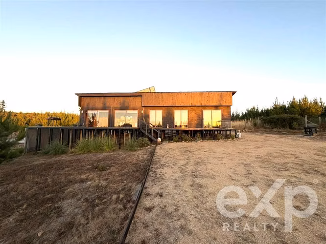 Vende Casa con Piscina en Pichilemu.