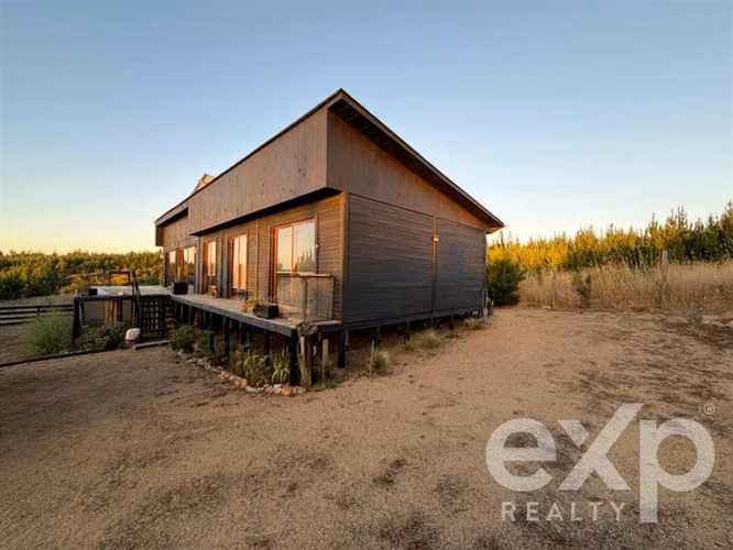 Vende Casa con Piscina en Pichilemu.