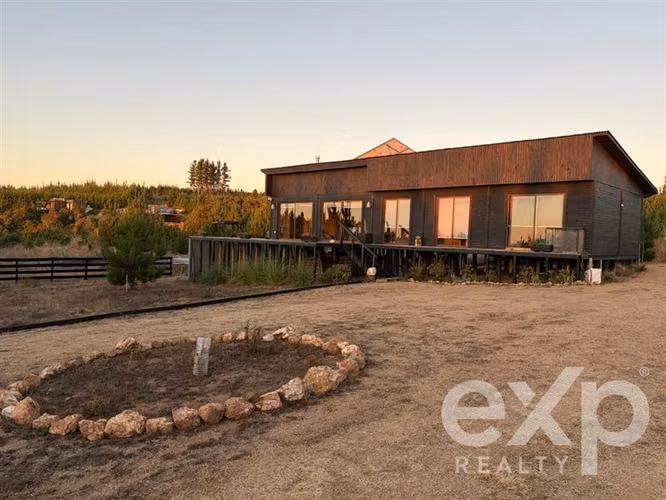 Vende Casa con Piscina en Pichilemu.