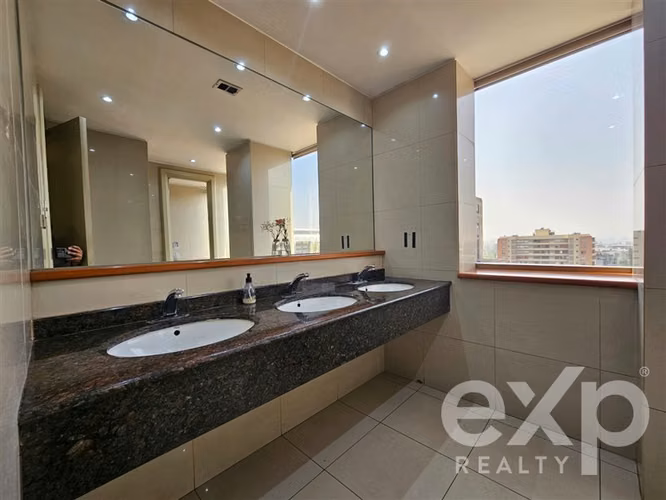 Oficina en Arriendo - Edificio Emblemático - Sector El Golf