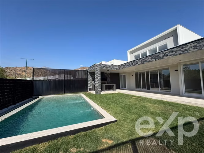 Casa en arriendo de 3 dorm. en Colina