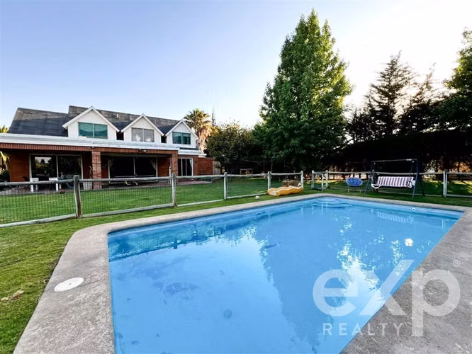 Casa en venta de 5 dorm. en Chicureo