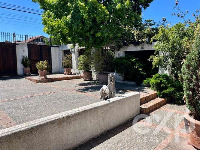 Gran casa con vista, amplitud y potencial único en Reñaca