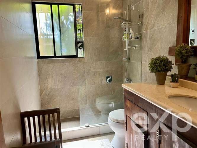 Gran casa con vista, amplitud y potencial único en Reñaca