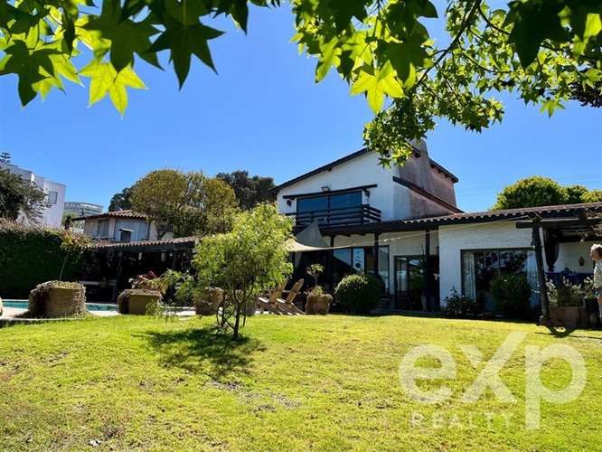 Gran casa con vista, amplitud y potencial único en Reñaca