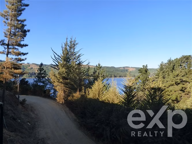 Casa en venta con vista al lago, 3D, 2B en sector Aquelarre