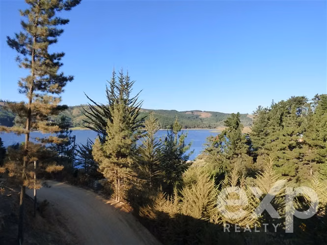 Casa en venta con vista al lago, 3D, 2B en sector Aquelarre