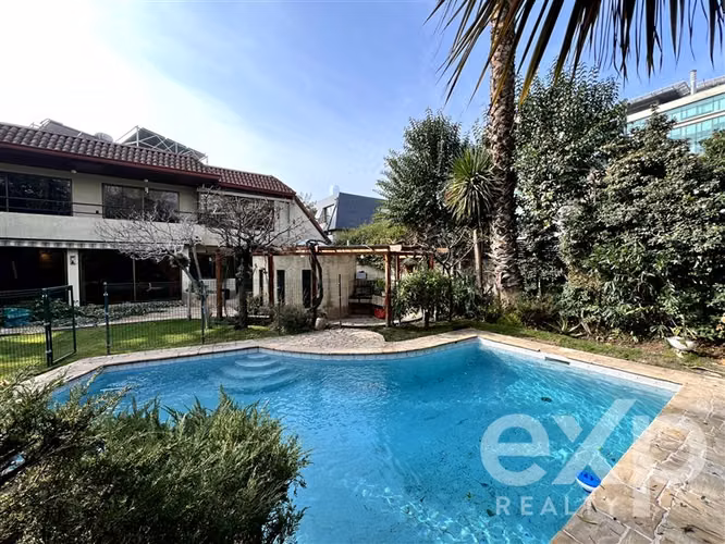 Exclusiva Casa en Pedro de Valdivia Norte 850 m de Terreno