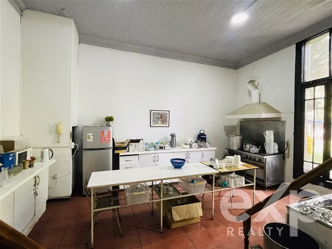 Gran casona patrimonial en arriendo. Gran patio y potencial.