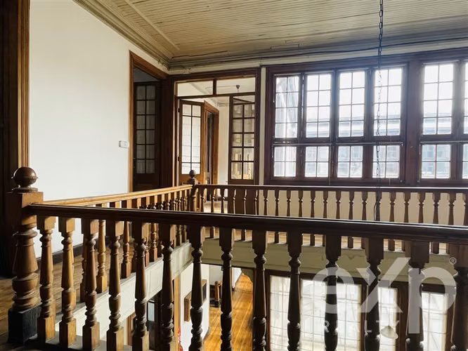 Gran casona patrimonial en arriendo. Gran patio y potencial.