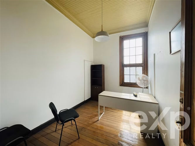 Gran casona patrimonial en arriendo. Gran patio y potencial.